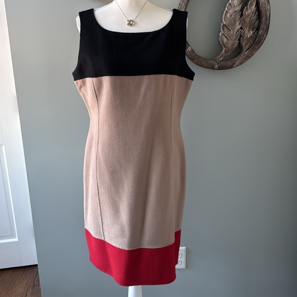 Exquisite quality St. John sheath dress black, tan &  red.  Size 12 - Picture 2 of 9